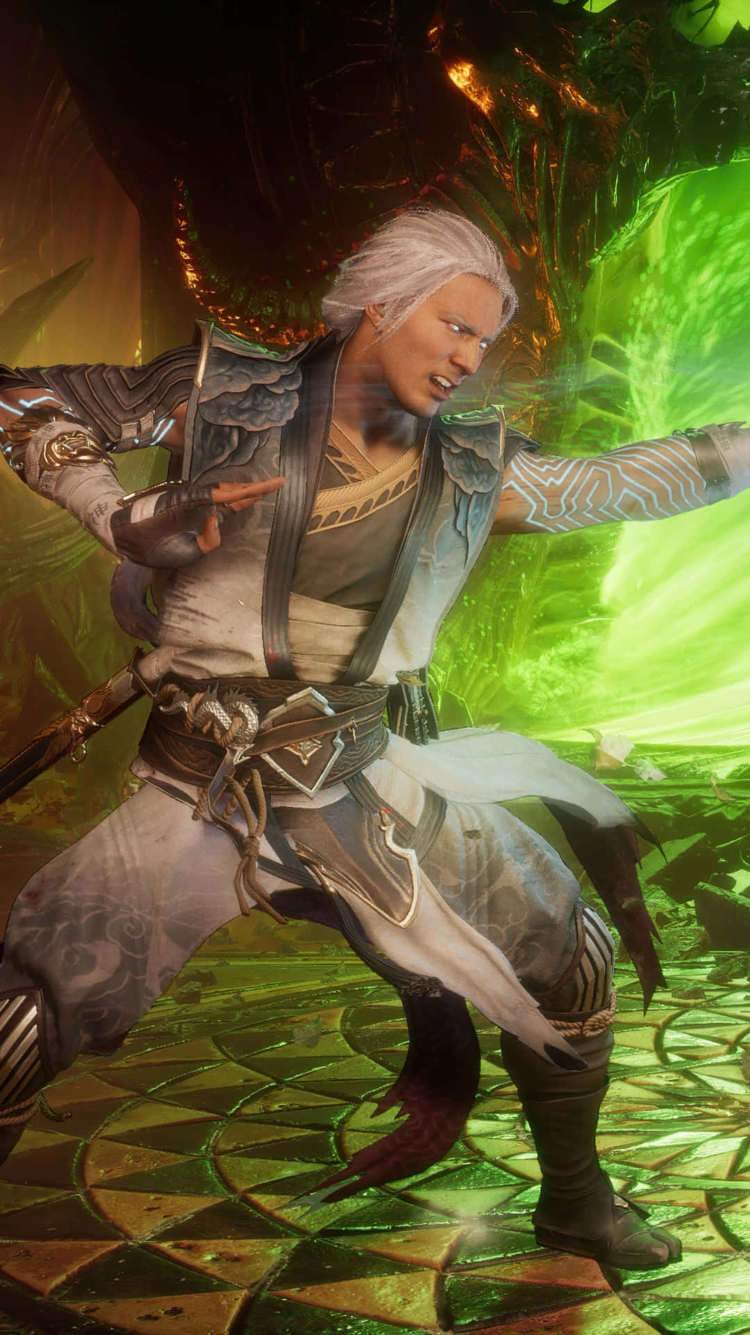 Mortal Kombat Fujin 桌布 壁紙 — 一位銀髮戰士身穿華麗盔甲，在神秘森林空地中引導發光的綠色能量。
