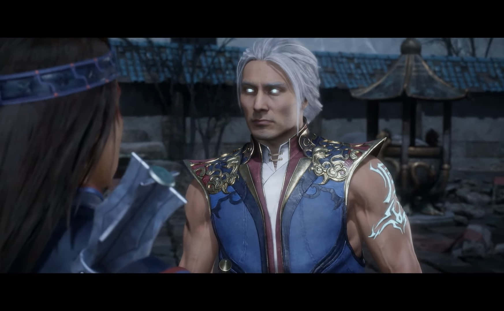 Mortal Kombat Fujin 桌布 壁紙 — 一位銀髮戰士身穿華麗藍色盔甲，雙眼發光，在廢墟庭院中與揮劍的對手對峙。