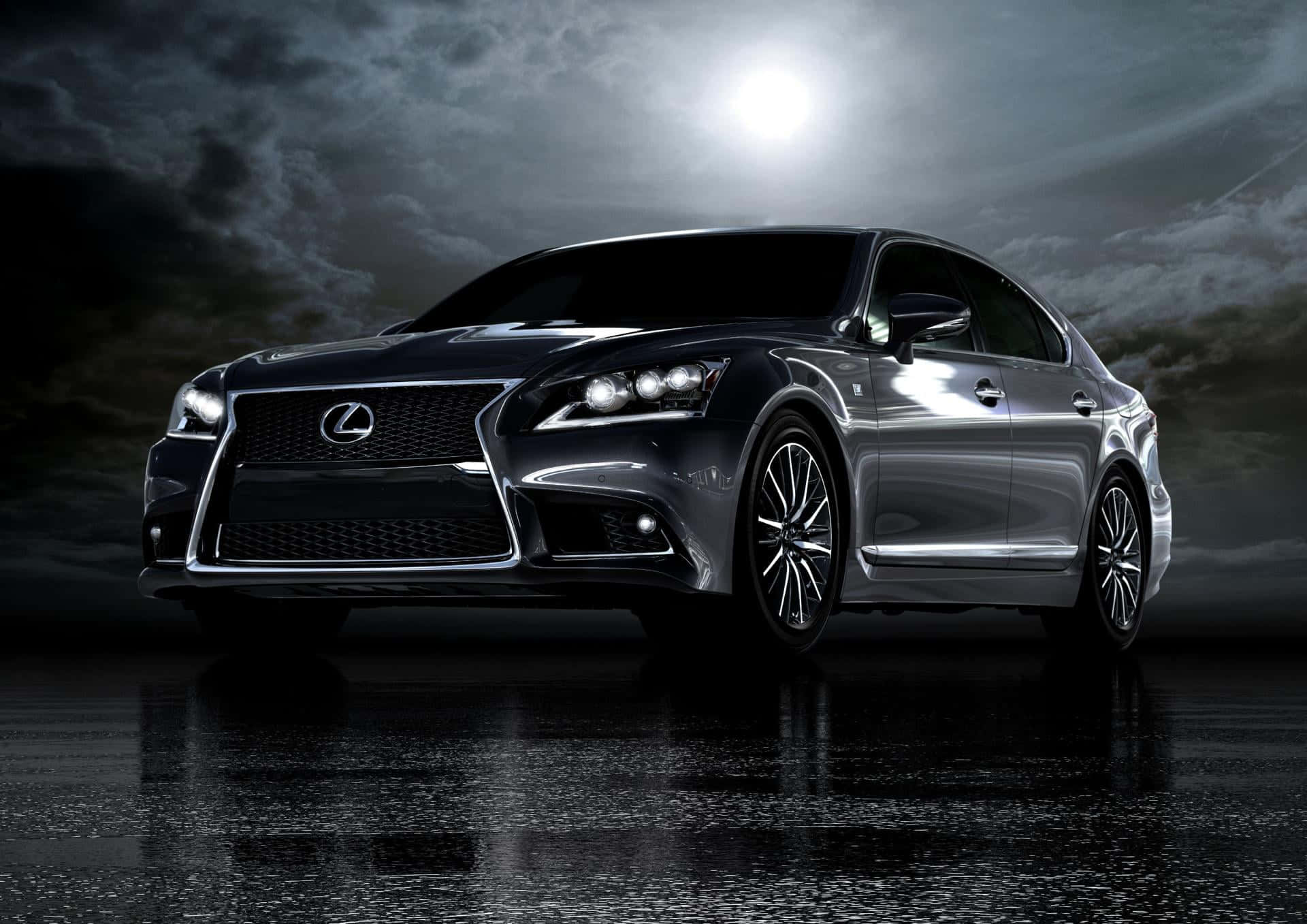 Lexus Ls 500 桌布 壁紙 — 一輛時尚的銀色凌志房車在明亮的月光下閃耀，背景是暴風雨的夜空，濕漉漉的反射路面。