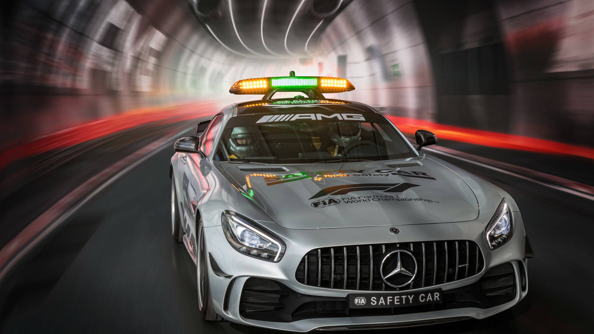 銀色梅賽德斯FIA安全車在隧道中高速行駛，帶有動態模糊效果。 — 超跑 壁紙