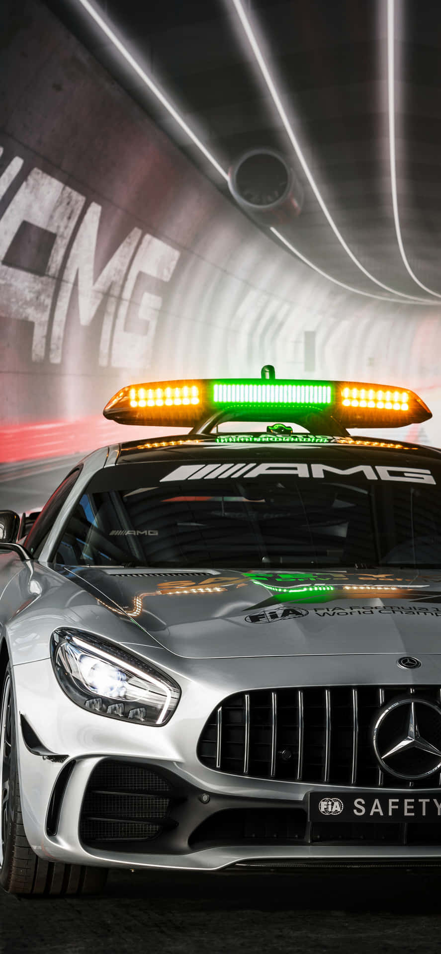 隧道中帶有閃爍燈光的銀色 Mercedes-AMG 安全車。 — Amg Gt R 壁紙