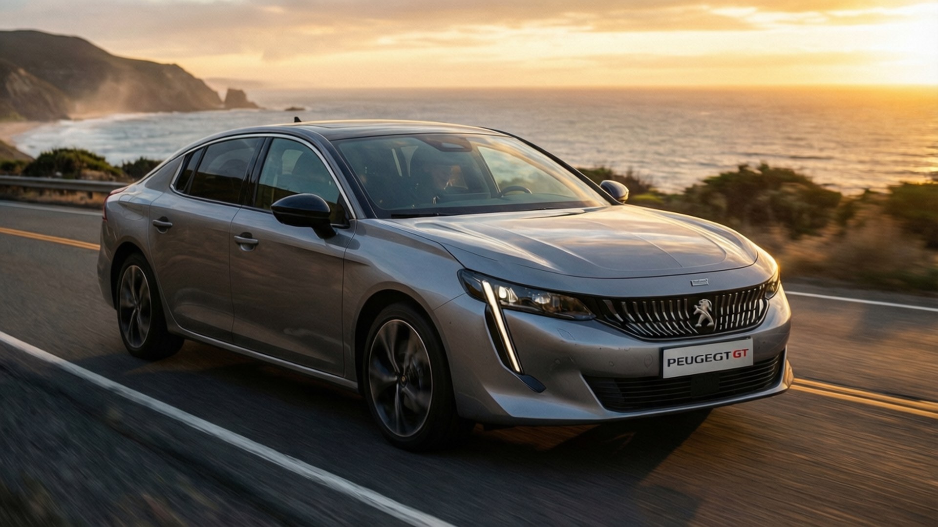 Coastal Sunset Cruiser 壁紙 — 一輛銀色Peugeot GT轎車在黃金時段沿著海岸公路巡航，背景有海洋懸崖和陽光照射的波浪。