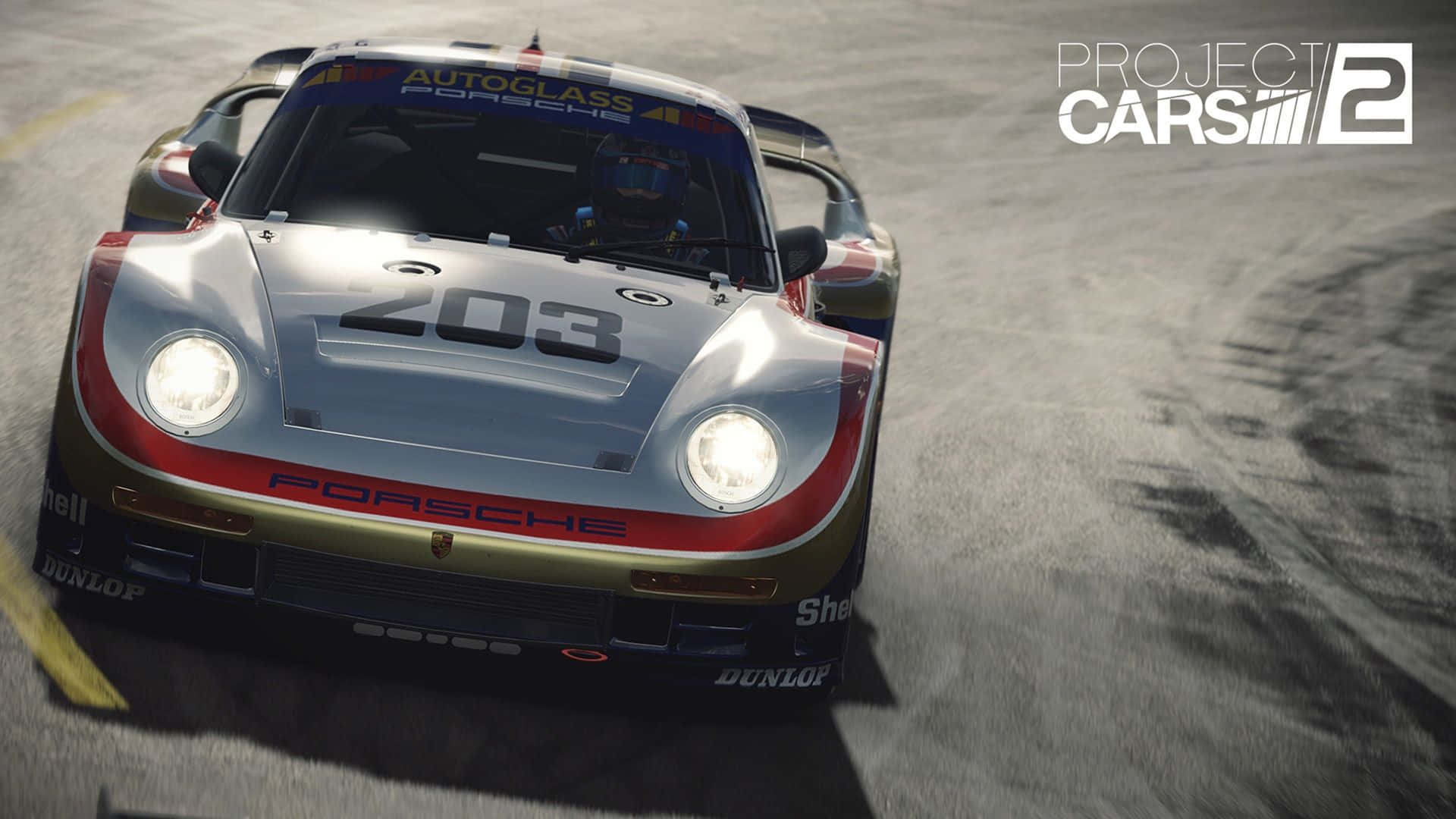 銀色保時捷賽車在潮濕賽道上亮著車頭燈疾馳。 — Project Cars 2 壁紙