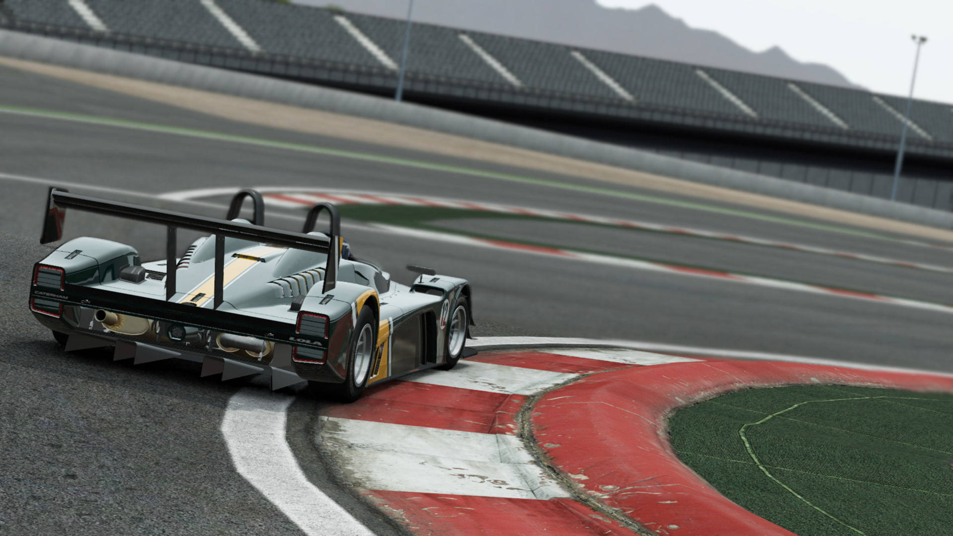 銀色賽車在紅白路緣的瀝青賽道上轉彎。 — Project Cars 2 壁紙