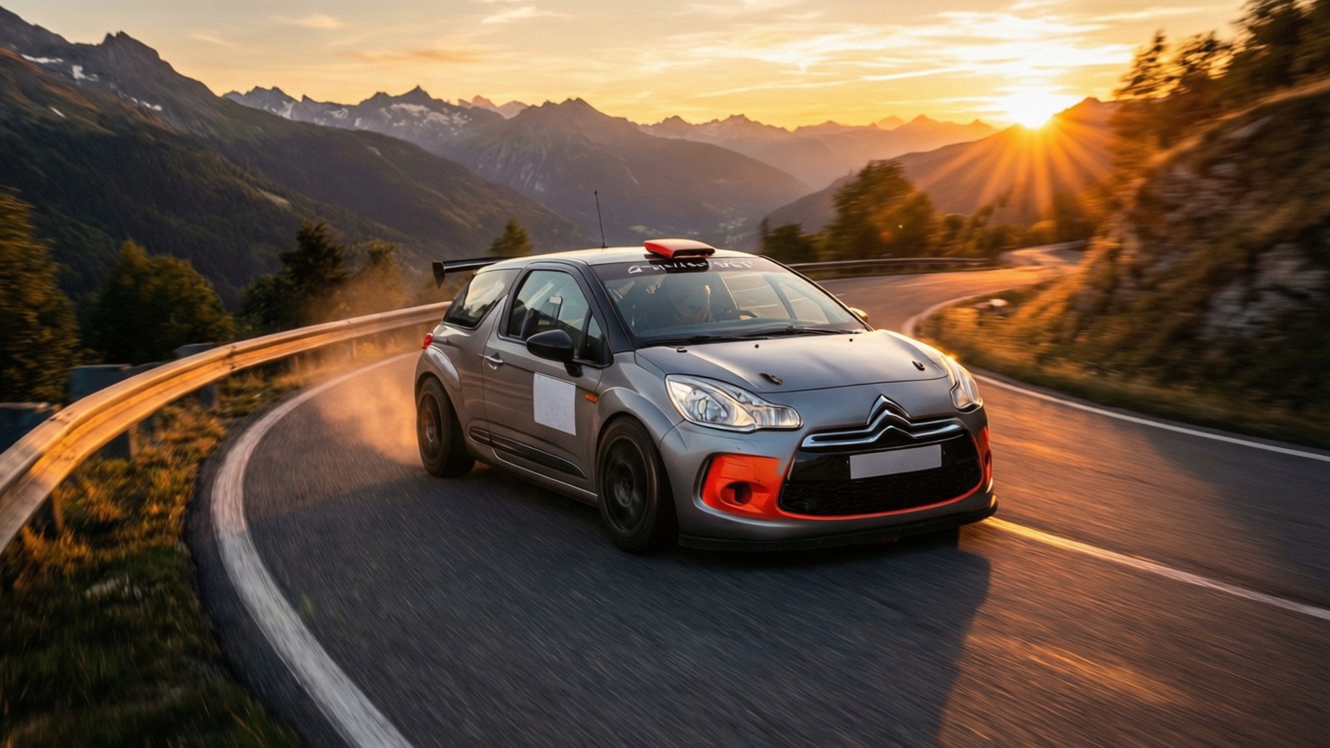 Alpine Sunset Rally 壁紙 — 一輛銀色拉力賽車在日落時分於山間彎道疾馳，揚起塵土，背景是白雪覆蓋的山峰。
