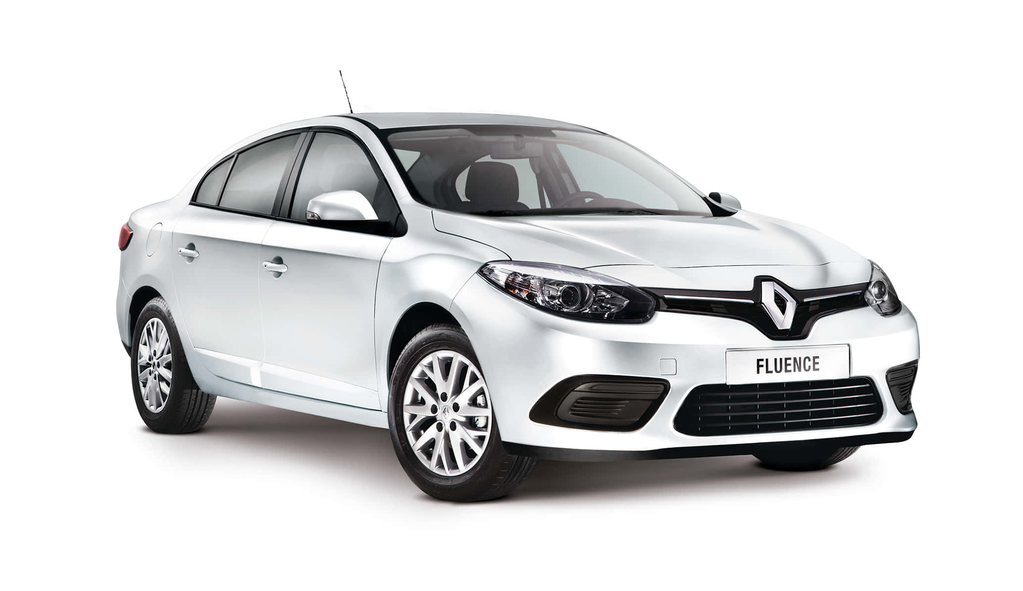 Renault Fluence 桌布 壁紙 — 一輛時尚的銀色雷諾Fluence轎車在攝影棚燈光下，以乾淨的白色背景展示。