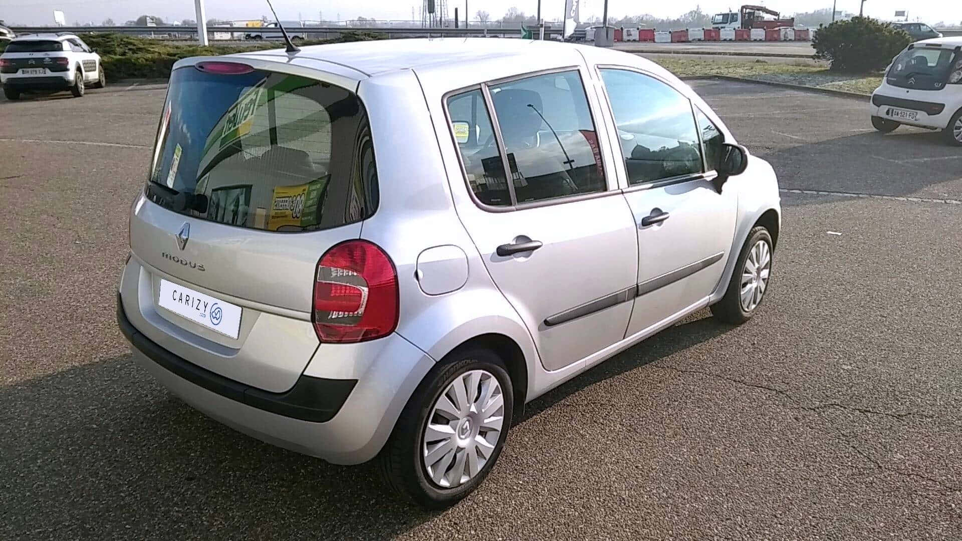 Renault Modus 桌布 壁紙 — 銀色雷諾Modus停放在柏油路上，背景有其他車輛，在明亮日光下。