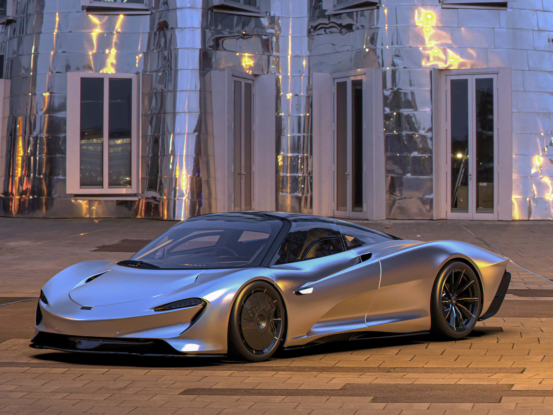 Mclaren Speedtail 桌布 壁紙 — 一輛時尚的銀色跑車在金色晚霞下閃閃發光，映襯著反射的鉻合金建築外牆。
