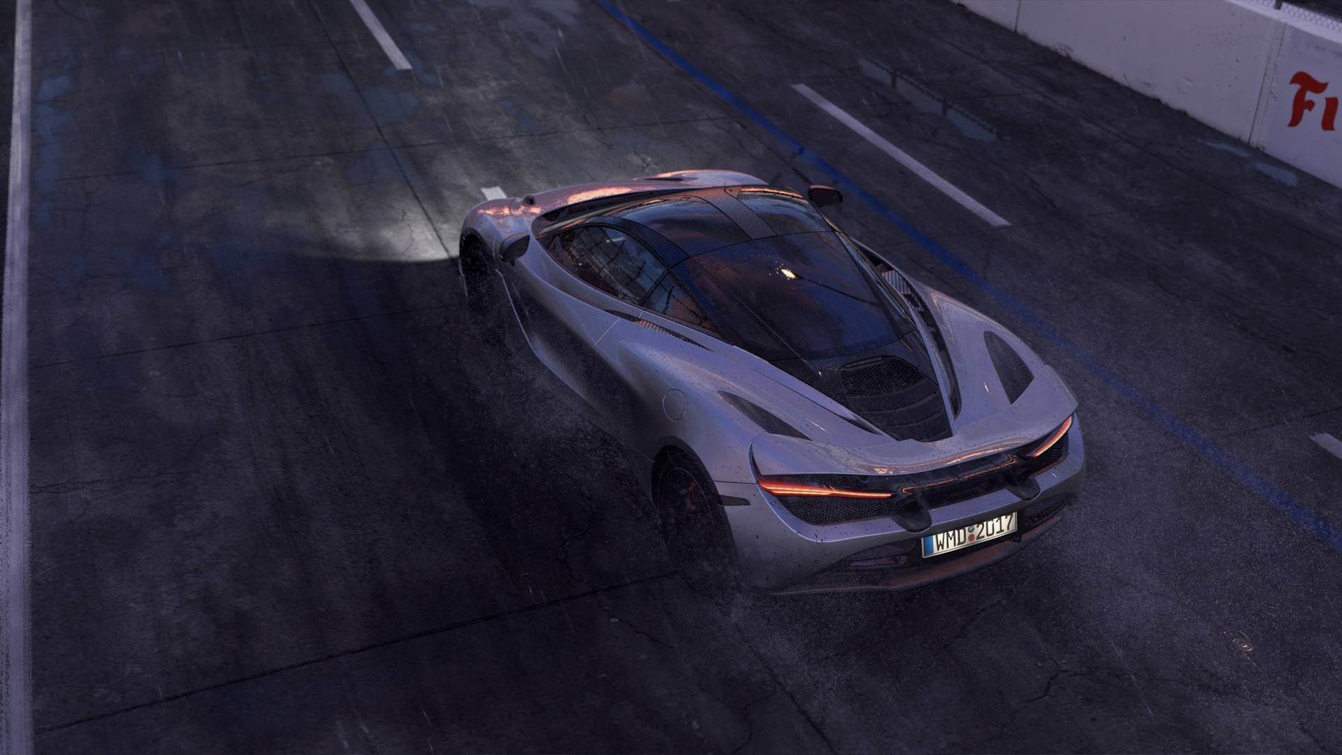 銀色跑車在黃昏潮濕賽道上奔馳，燈光閃爍，水花四濺。 — Project Cars 2 壁紙