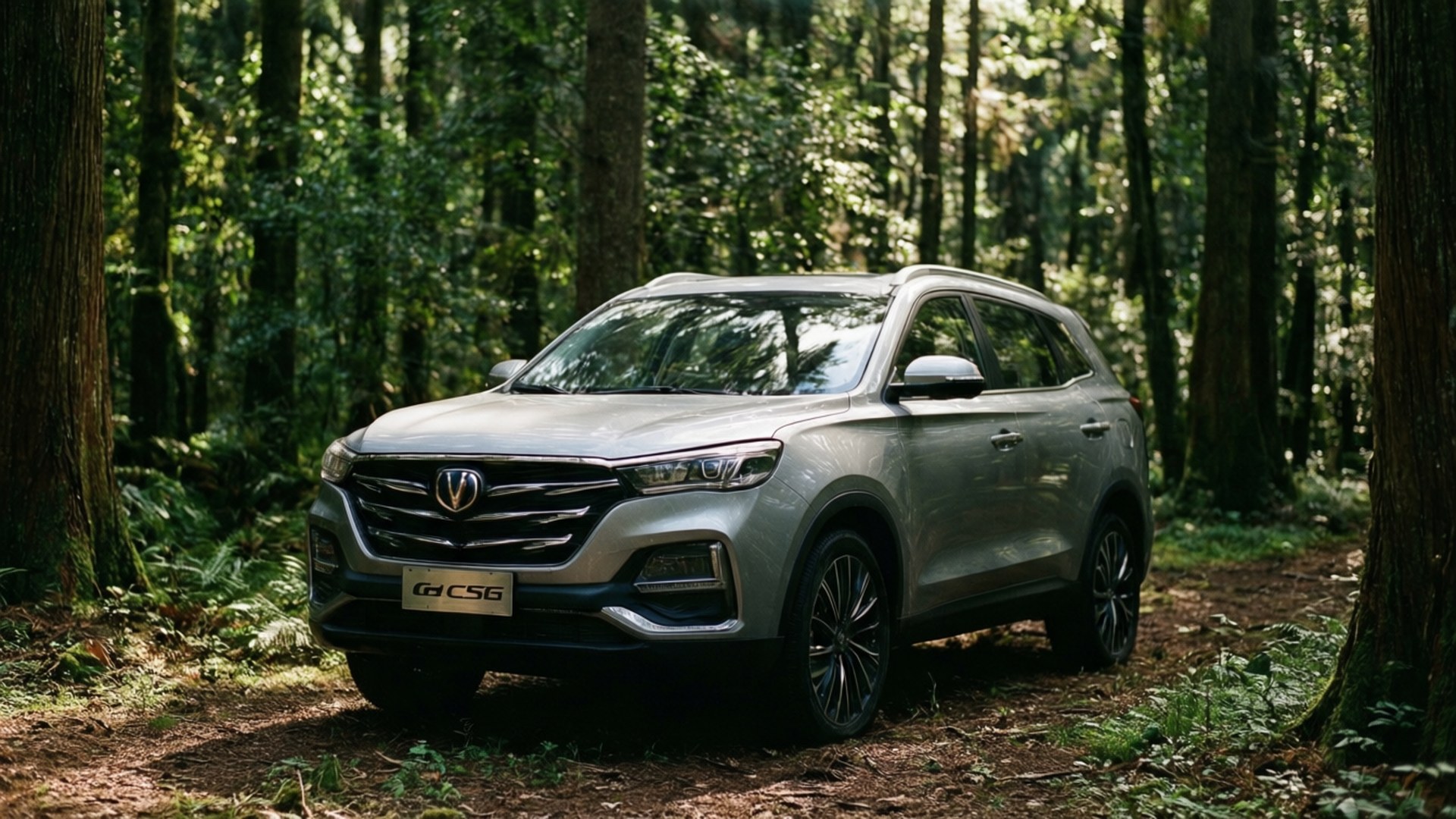 Changan Cs75 桌布 壁紙 — 一輛銀色SUV停放在森林小徑上，周圍是高聳的樹木和斑駁的陽光。