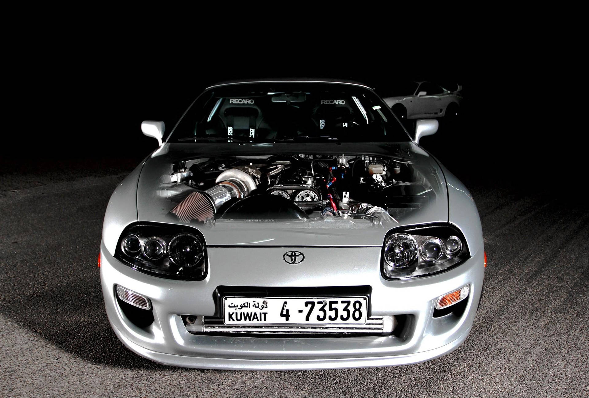 銀色豐田Supra打開引擎蓋顯示改裝引擎夜晚停泊。 — Toyota Supra 壁紙