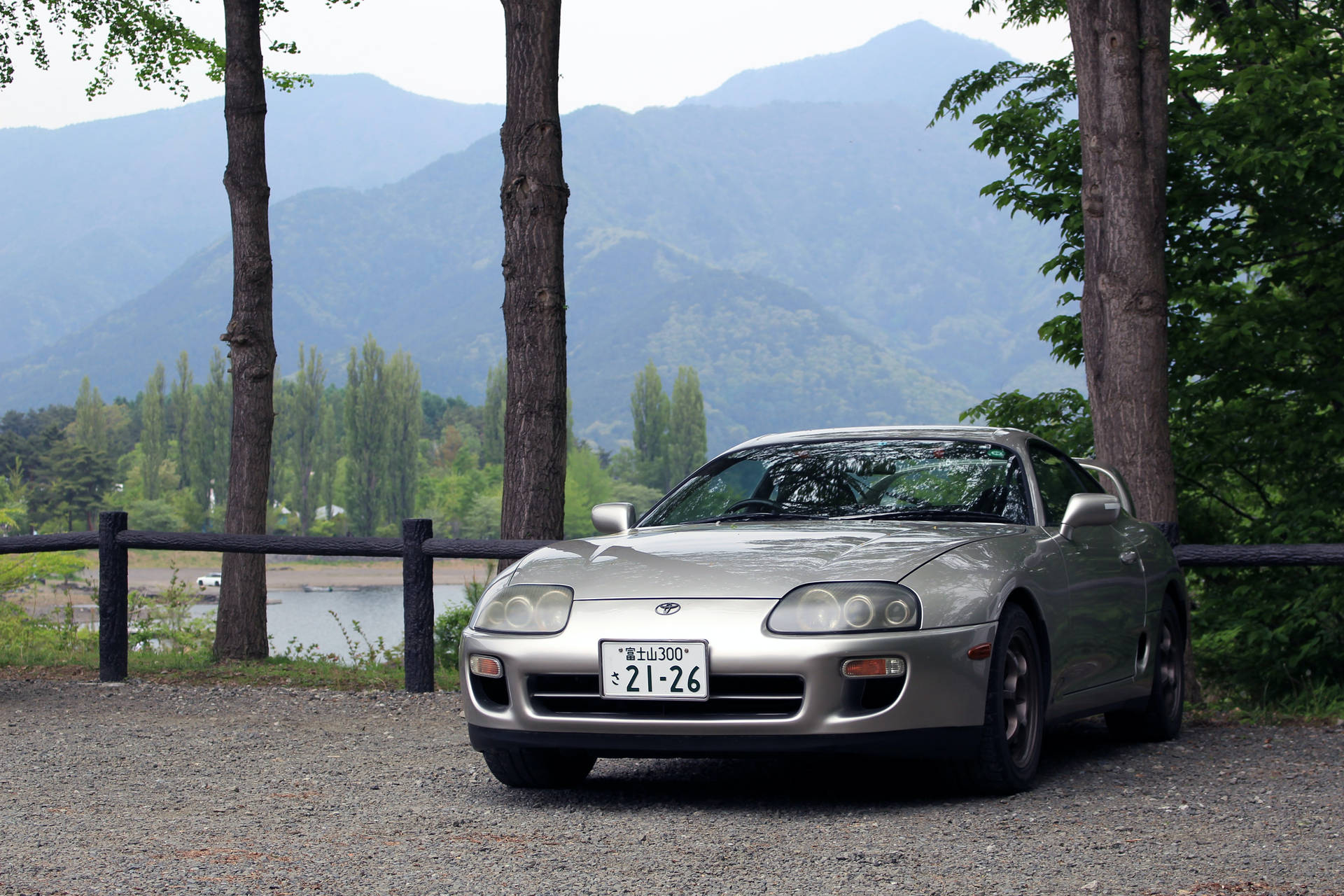 銀色豐田Supra停在湖邊，背景有山巒 — Toyota Supra 壁紙
