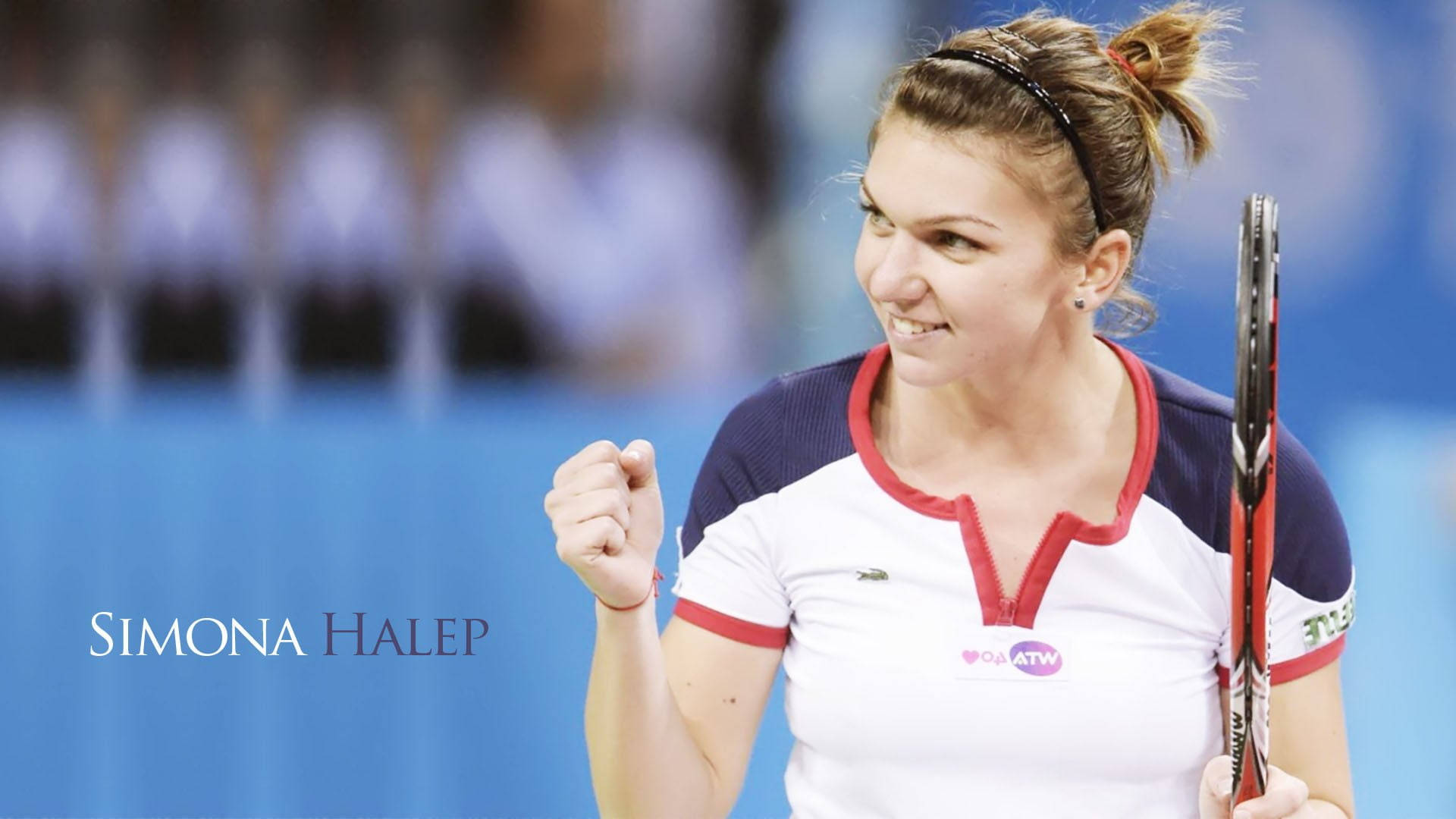 網球 桌布 壁紙 — Simona Halep 在藍色網球場上握緊拳頭，露出燦爛笑容，勝利慶祝。
