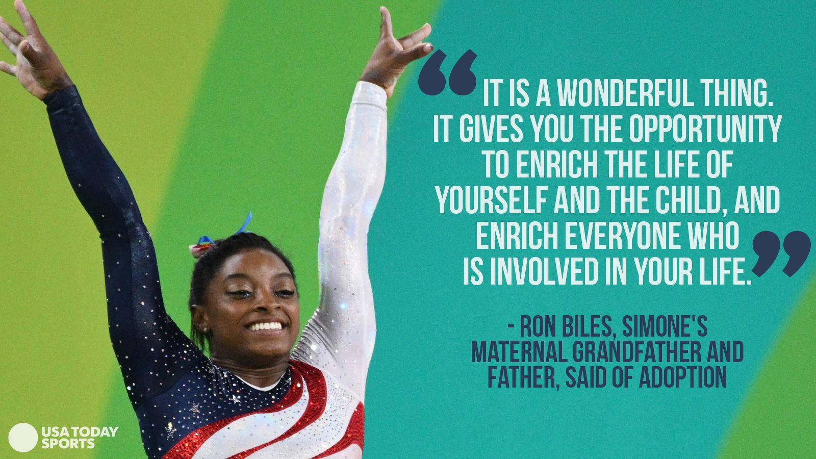 語錄 桌布 壁紙 — Simone Biles 身穿閃亮的美國體操緊身衣，在充滿活力的綠色和藍綠色背景下，高舉雙臂，露出勝利的笑容。
