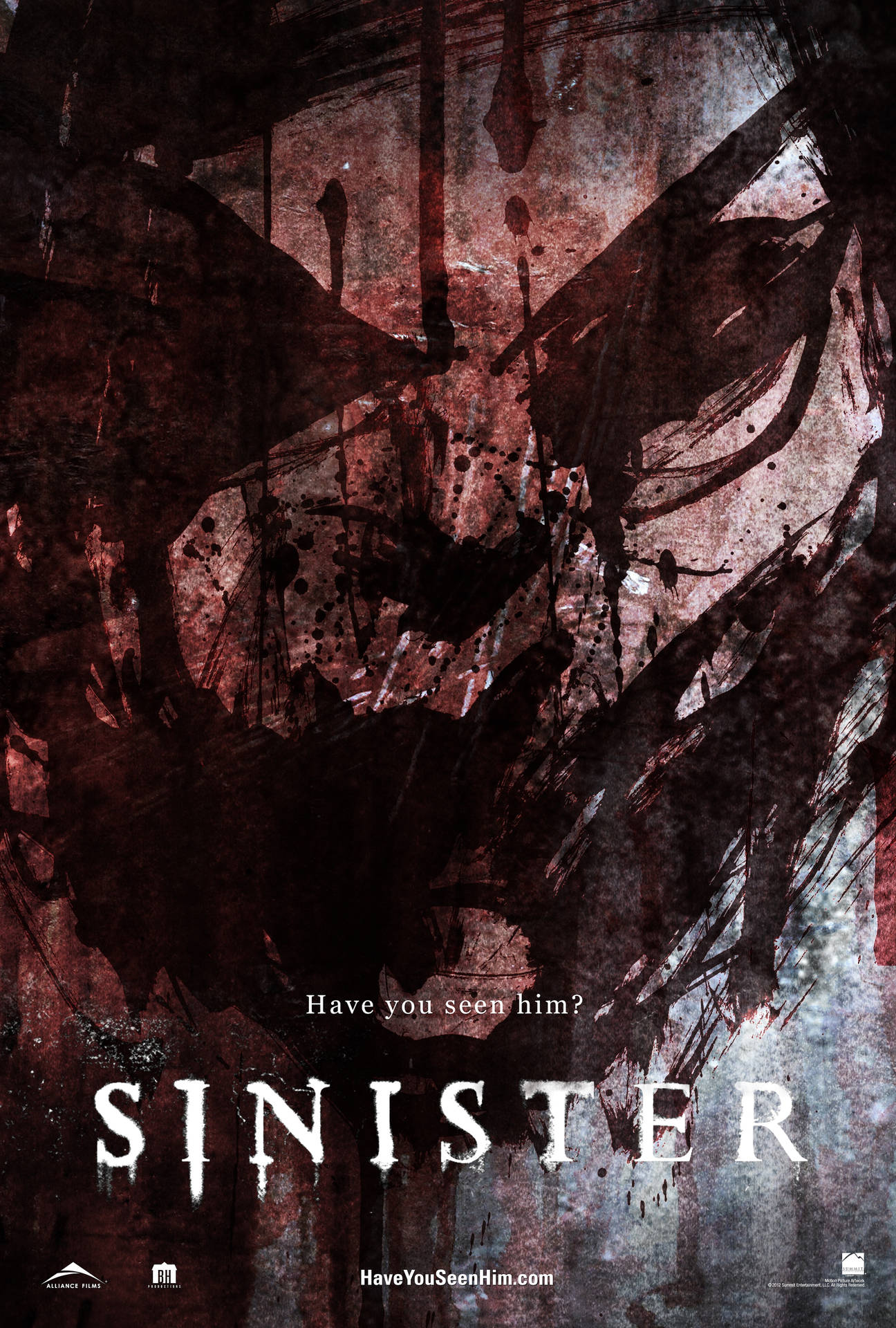 sinister 桌布 壁紙 — 《Sinister》恐怖電影海報，以血濺和深色污垢在紋理牆壁上形成一個怪誕的惡魔面孔。