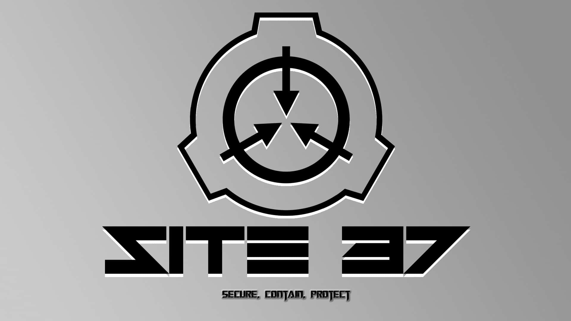 SCP 桌布 壁紙 — Site 37 的鮮明黑白標誌，帶有圓形徽章，內有箭頭，並在漸變灰色背景上刻有座右銘 secure contain protect。