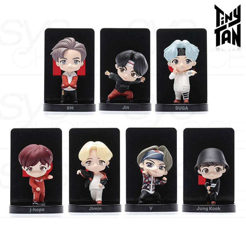六個穿著不同服裝的BTS Tiny Tan Q版公仔放在黑色支架上。 — Bts 壁紙