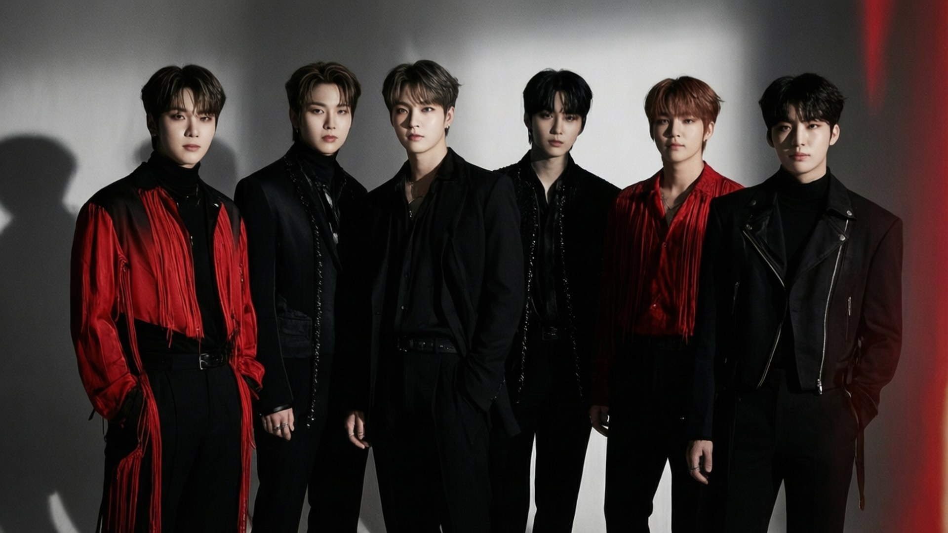 Monochrome Red iKon 壁紙 — 六位身穿時尚黑色和紅色服裝的男士自信地站在戲劇性的灰色和紅色燈光背景下。