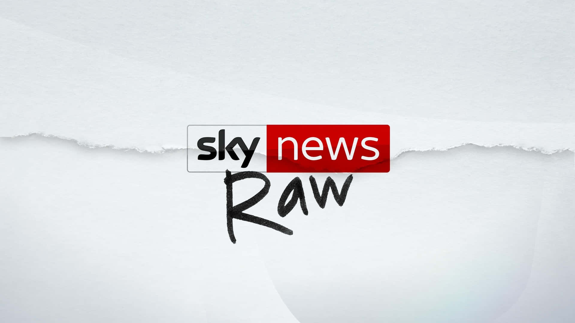 高清 桌布 壁紙 — Sky News Raw 標誌從撕裂的白紙中浮現，採用大膽的紅黑設計。