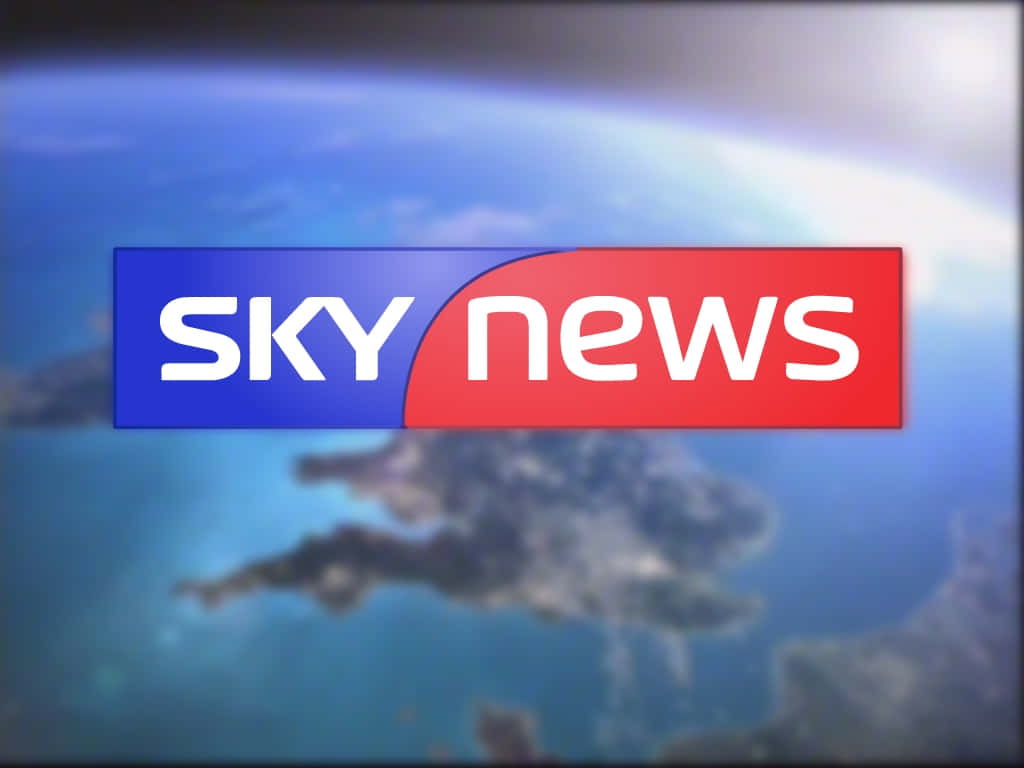 高清 桌布 壁紙 — Sky News 標誌以粗體白色文字顯示在藍色和紅色背景上，背後是來自太空的模糊地球。
