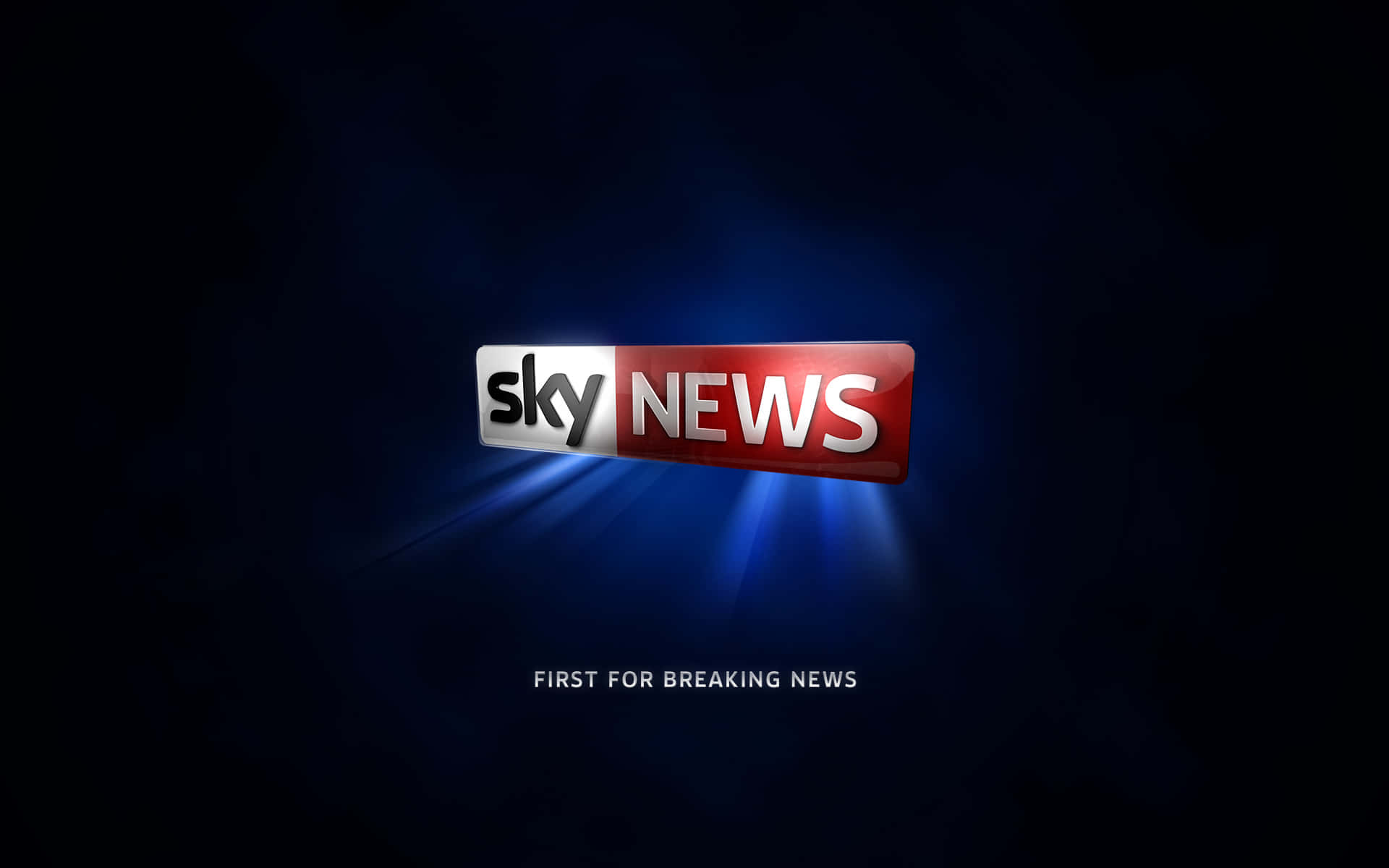 高清 桌布 壁紙 — Sky News 標誌在深色背景上發出明亮的藍光，下方有標語「First for Breaking News」。