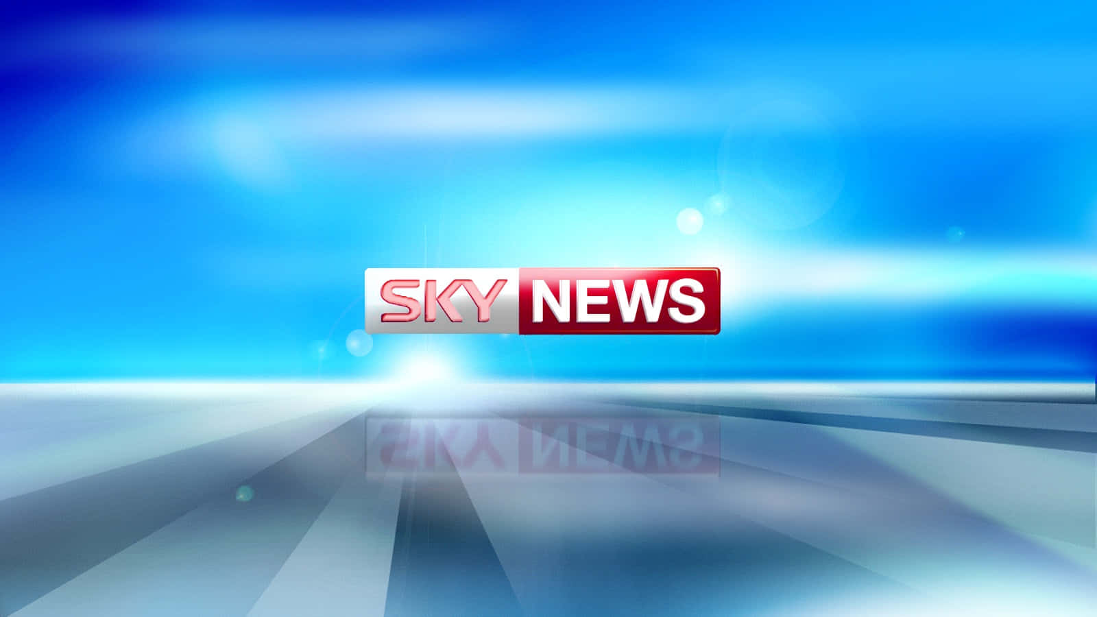 藍色 桌布 壁紙 — Sky News 標誌居中於動態藍色漸變背景上，帶有光條和反射。