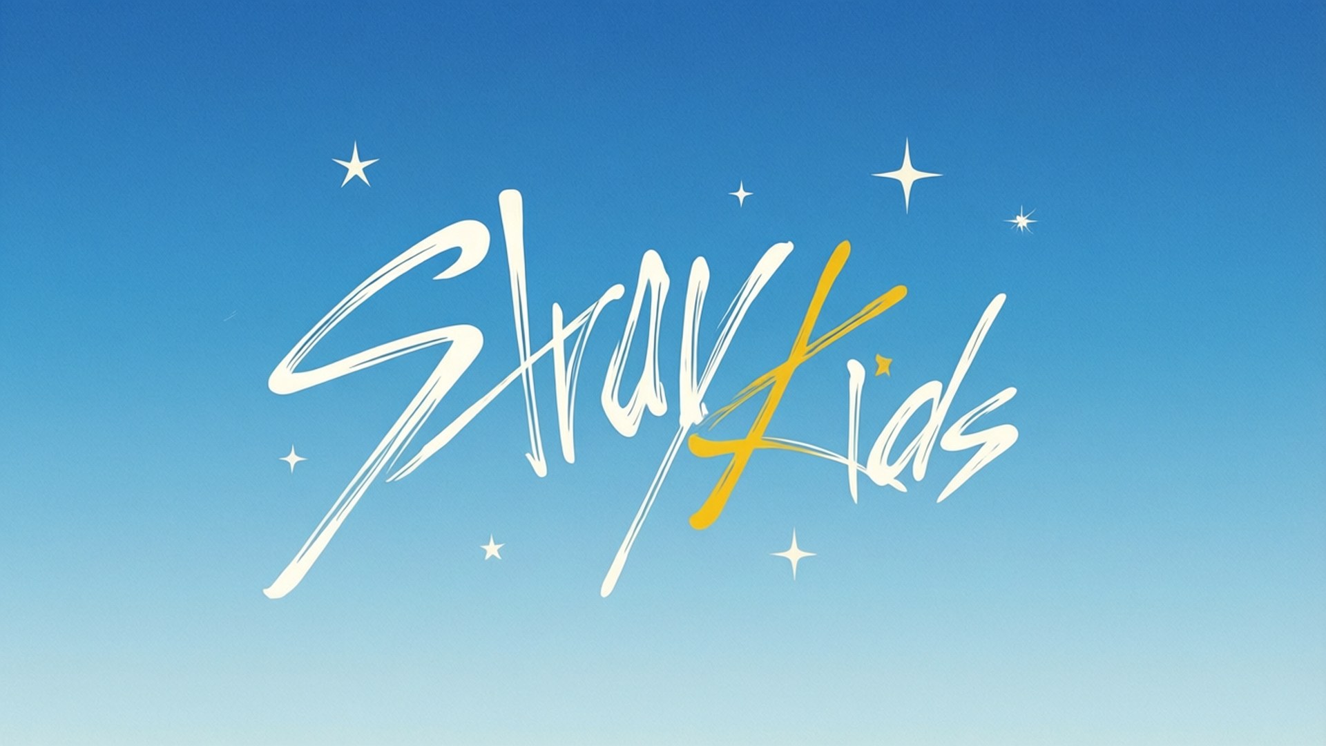 簡約SKZ標誌 壁紙 — 「Stray Kids」這個詞以風格化的白色和黃色刷字體漂浮在點綴著閃爍星星的漸變藍色天空上。