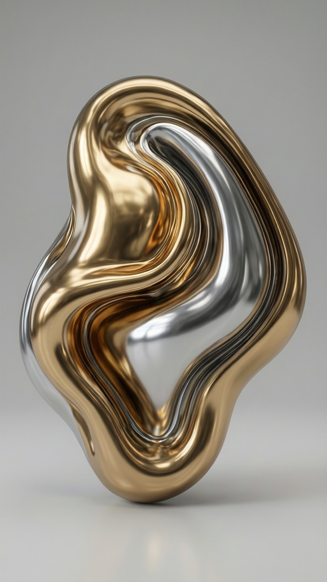 Molten Metal Abstract 壁紙 — 一件流暢的抽象雕塑，帶有流動的金色和銀色金屬曲線，立在中性灰色背景前。
