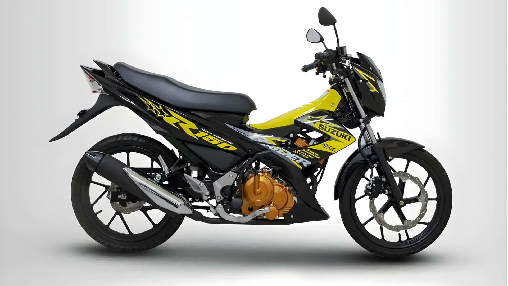  壁紙 — 一輛時尚的黑色和黃色Suzuki機車，帶有橙色引擎點綴，在白色背景的攝影棚燈光下展示。