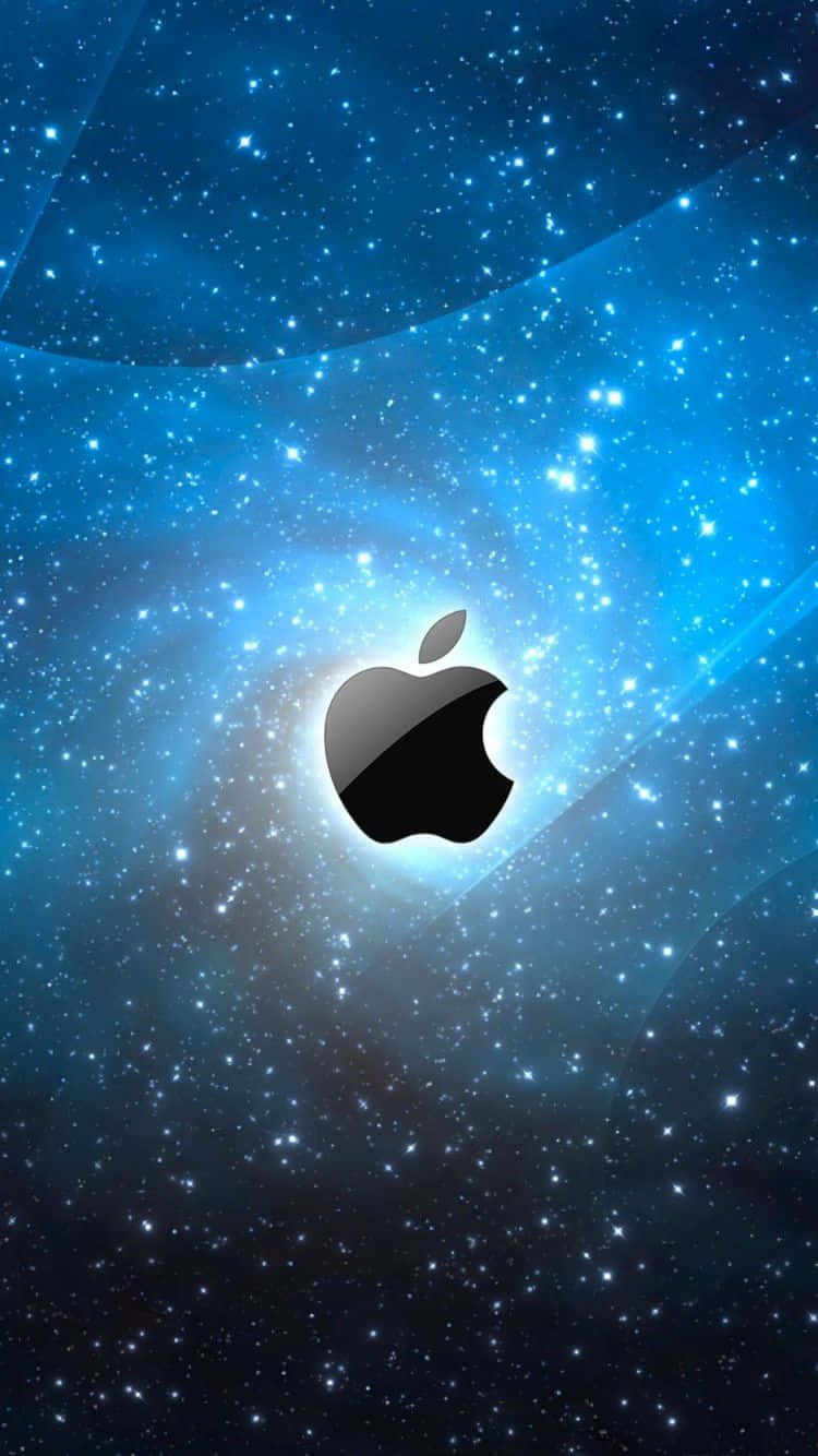 黑色Apple標誌居中於藍色星空場景，帶有發光光線。 — iPhone 11 Pro Max 壁紙