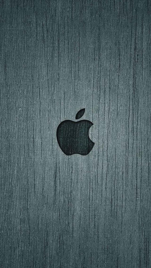  壁紙 — 一個時尚的黑色Apple標誌，居中放置在帶有垂直紋理的深藍綠色木質表面上。