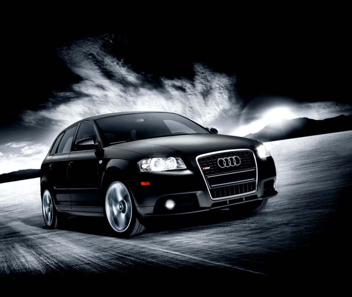 Audi S3 桌布 壁紙 — 一輛時尚的黑色奧迪汽車在暴風雨天空下，沿著黑暗道路滑行，帶有戲劇性燈光。