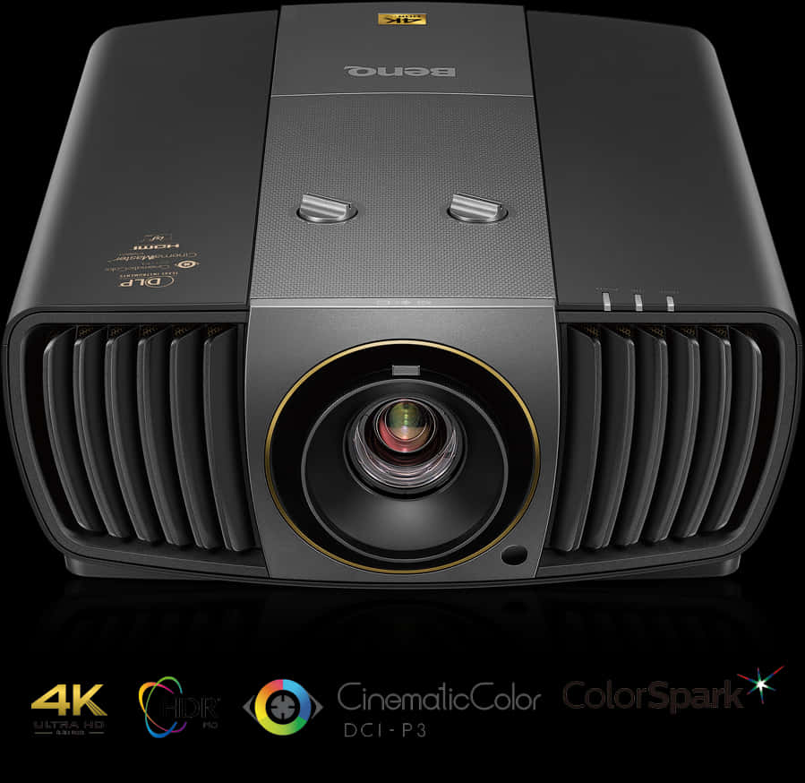 專業 4K 投影機，帶有金色飾邊和通風槽，置於反光表面。 — 4K 壁紙