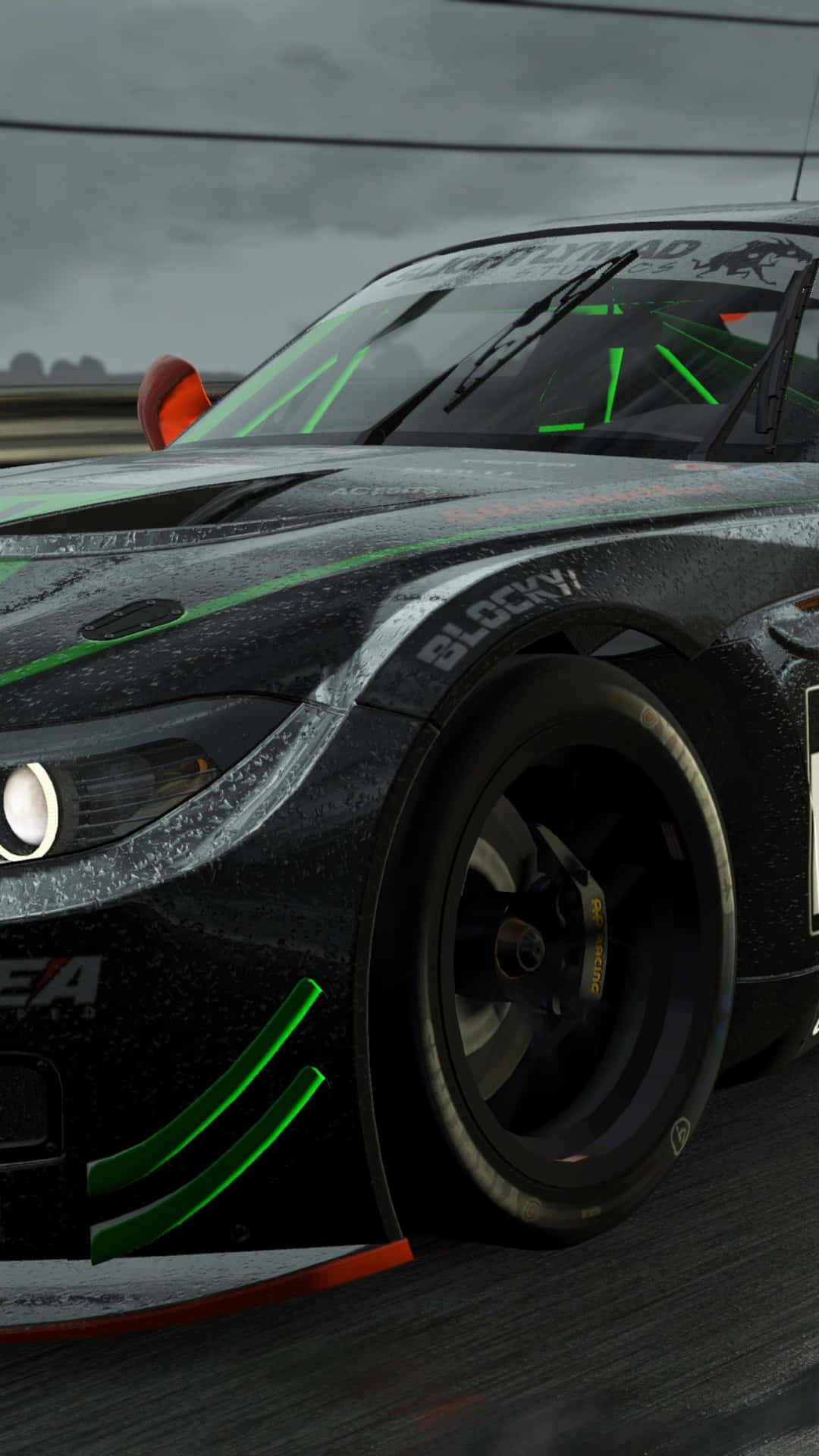 黑色賽車帶綠色燈光在暴風雨中於潮濕賽道漂移。 — Project Cars 壁紙