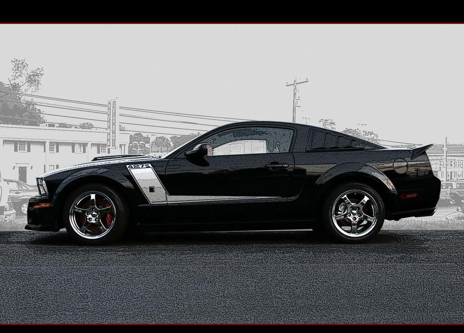 Ford Mustang Roush 桌布 壁紙 — 一架時尚的黑色福特 Mustang GT 搭配銀色賽車條紋，在風格化的城市環境中脫穎而出，背景飽和度降低。