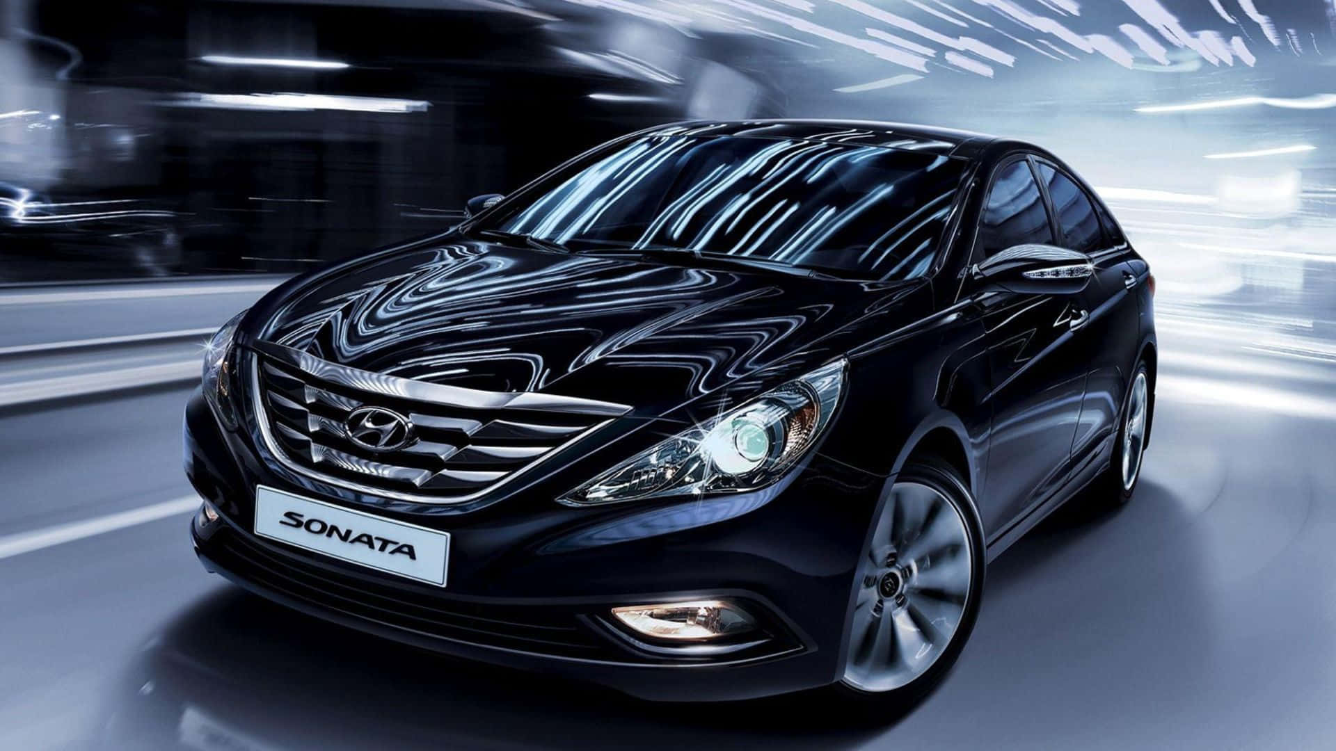 Hyundai Sonata 桌布 壁紙 — 一輛時尚的黑色現代索納塔在充滿發光光條的未來主義隧道中飛馳。