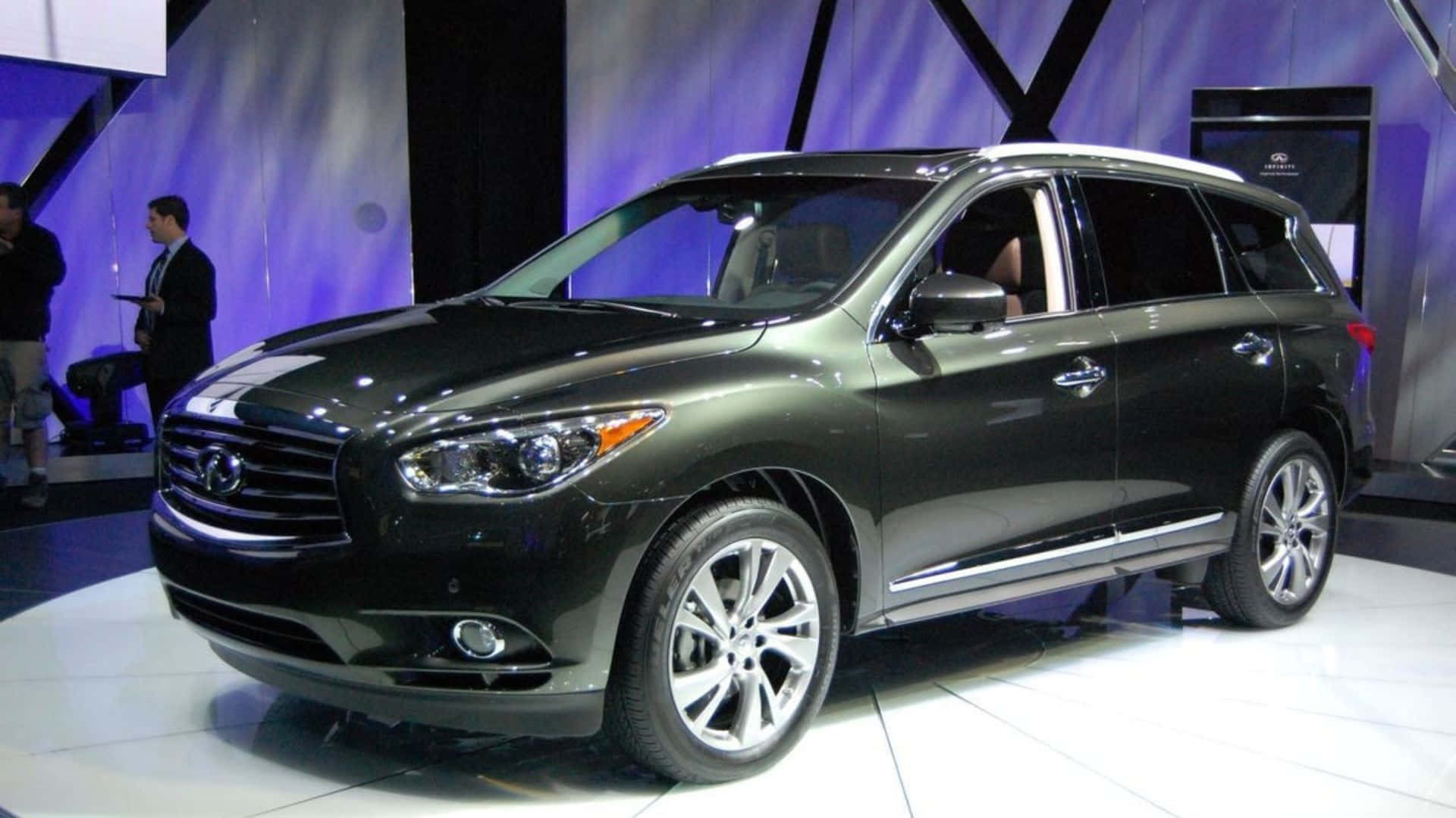 Infiniti Jx35 桌布 壁紙 — 一輛時尚的黑色Infiniti QX60 SUV在白色展廳地板上，在明亮的燈光下閃閃發光，並帶有紫色環境照明。