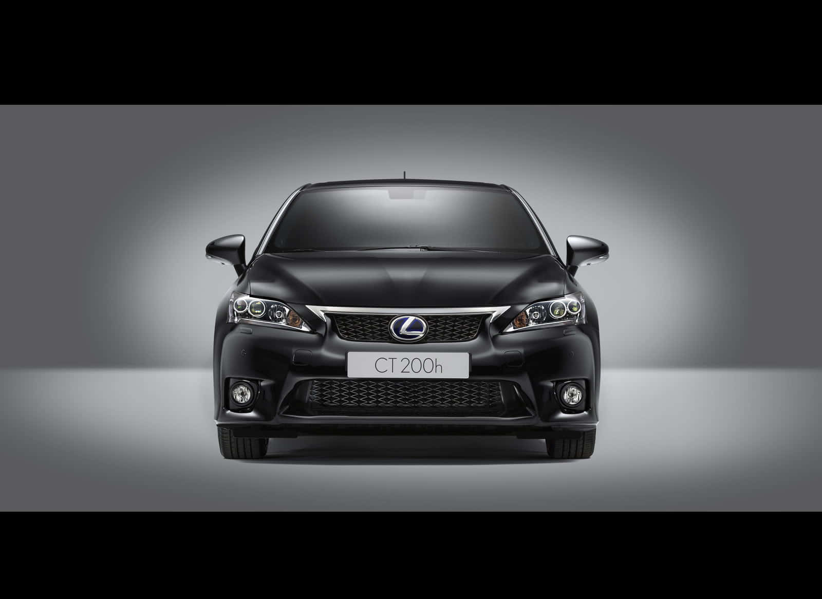 Lexus Ct 200h 桌布 壁紙 — 一輛時尚的黑色Lexus CT200h房車在攝影棚燈光下正面朝前，背景為灰色漸層。