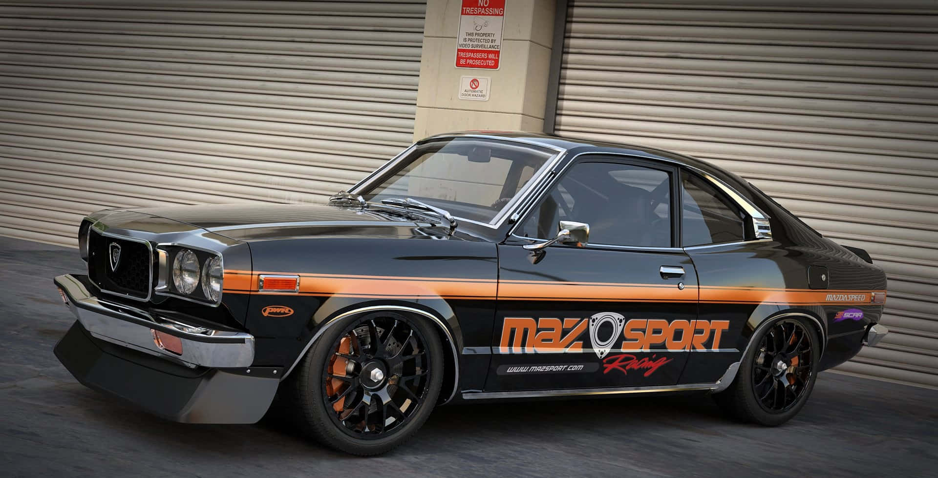 Mazda Rx-3 桌布 壁紙 — 一輛時尚的黑色馬自達RX-3跑車，帶有橙色賽車條紋，停在波紋金屬車庫門前。