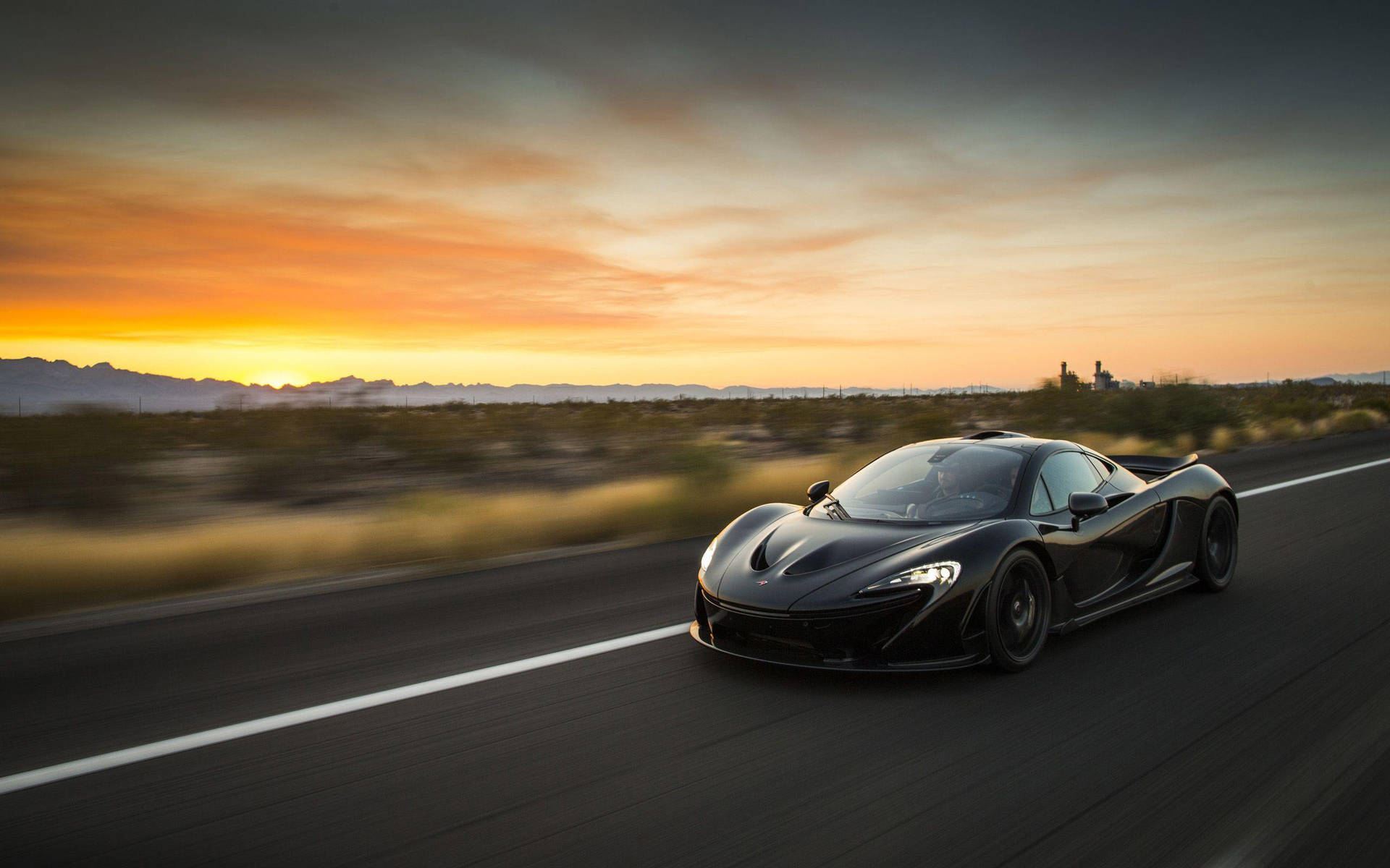 黑色McLaren超級跑車在日落時分在沙漠高速公路上疾馳。 — 超跑 壁紙