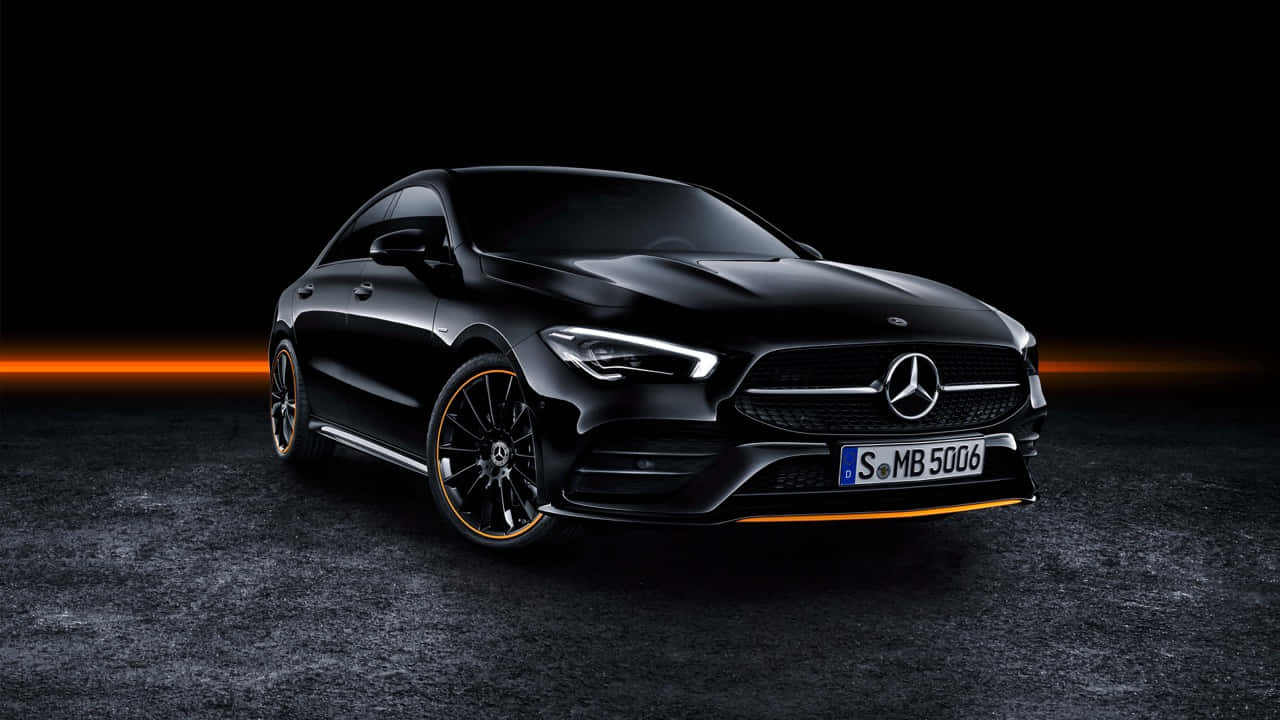Mercedes Benz Cla-class 桌布 壁紙 — 一輛時尚的黑色梅賽德斯-AMG CLA45 S 跑車帶有橙色點綴，在戲劇性的工作室燈光下，在深色背景上閃耀。