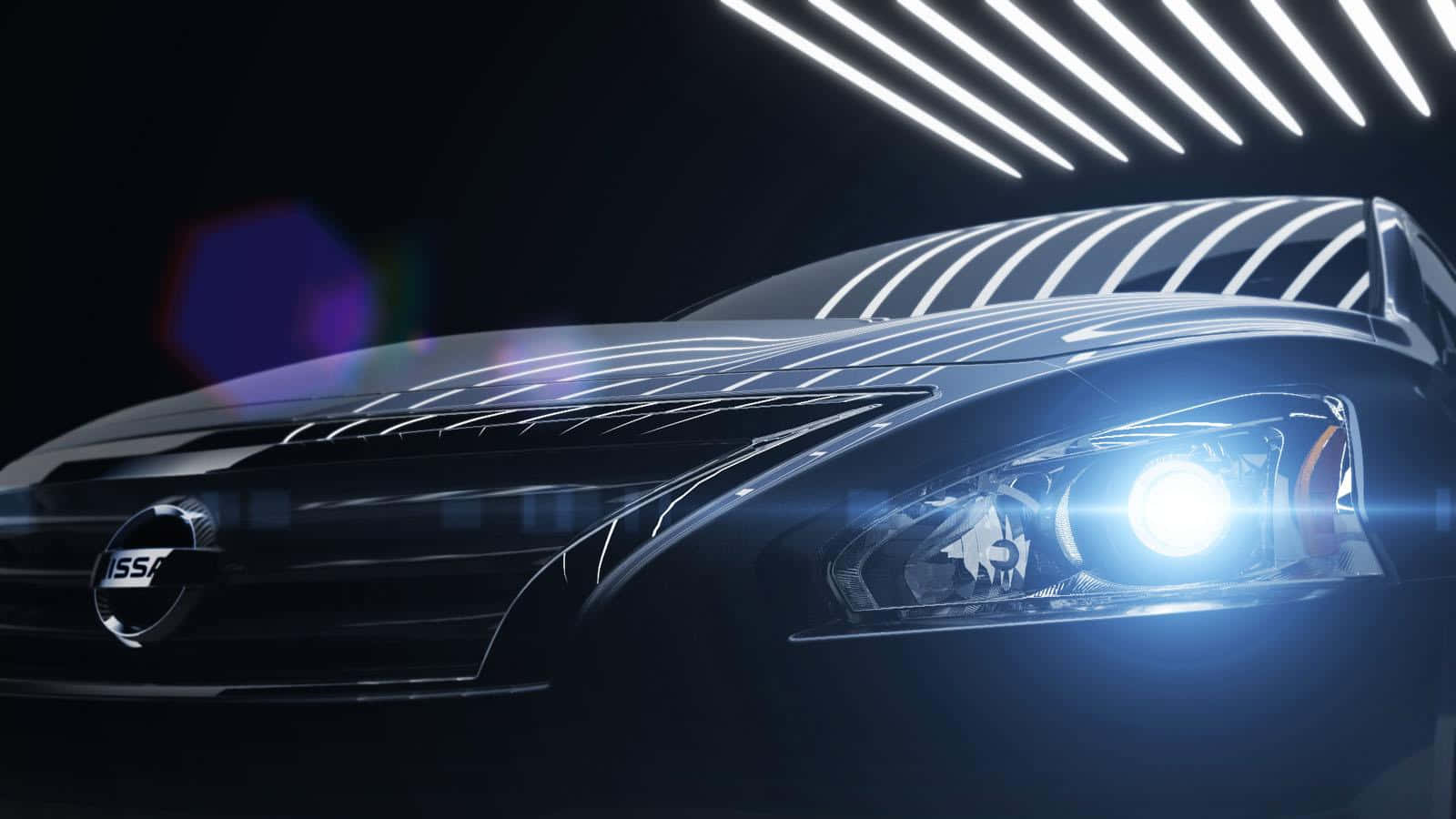 Nissan Altima 桌布 壁紙 — 一輛時尚的黑色日產汽車在黑暗的攝影棚中，在明亮的頂燈下亮著車頭燈發光。