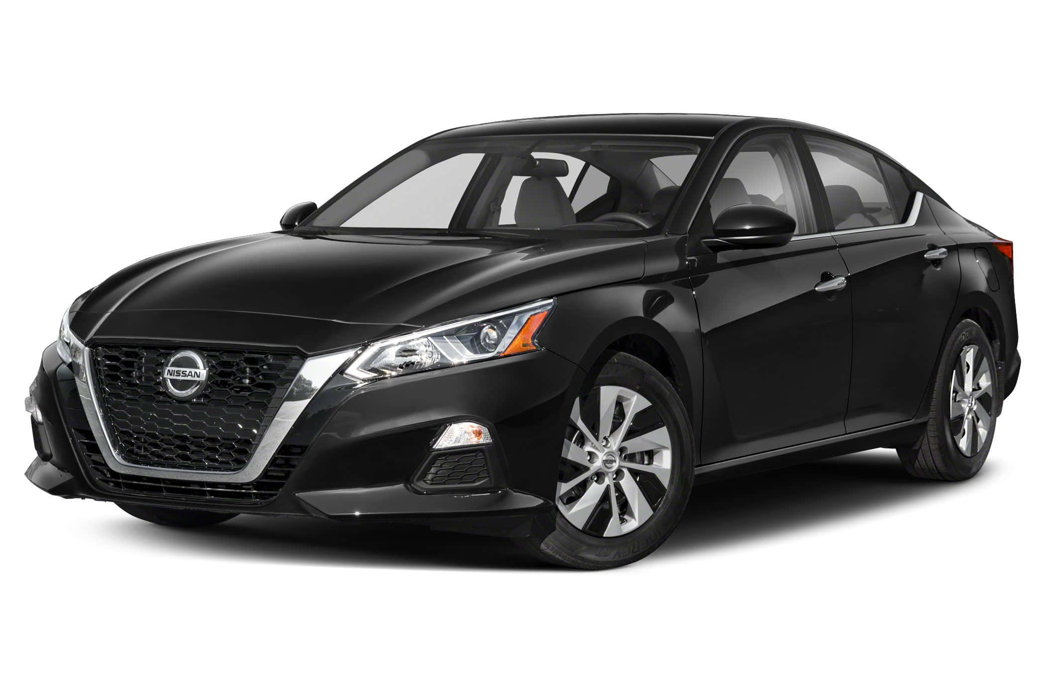 Nissan Altima 桌布 壁紙 — 一輛時尚的黑色日產轎車在攝影棚燈光下閃耀，純白背景襯托其現代設計和合金輪圈。