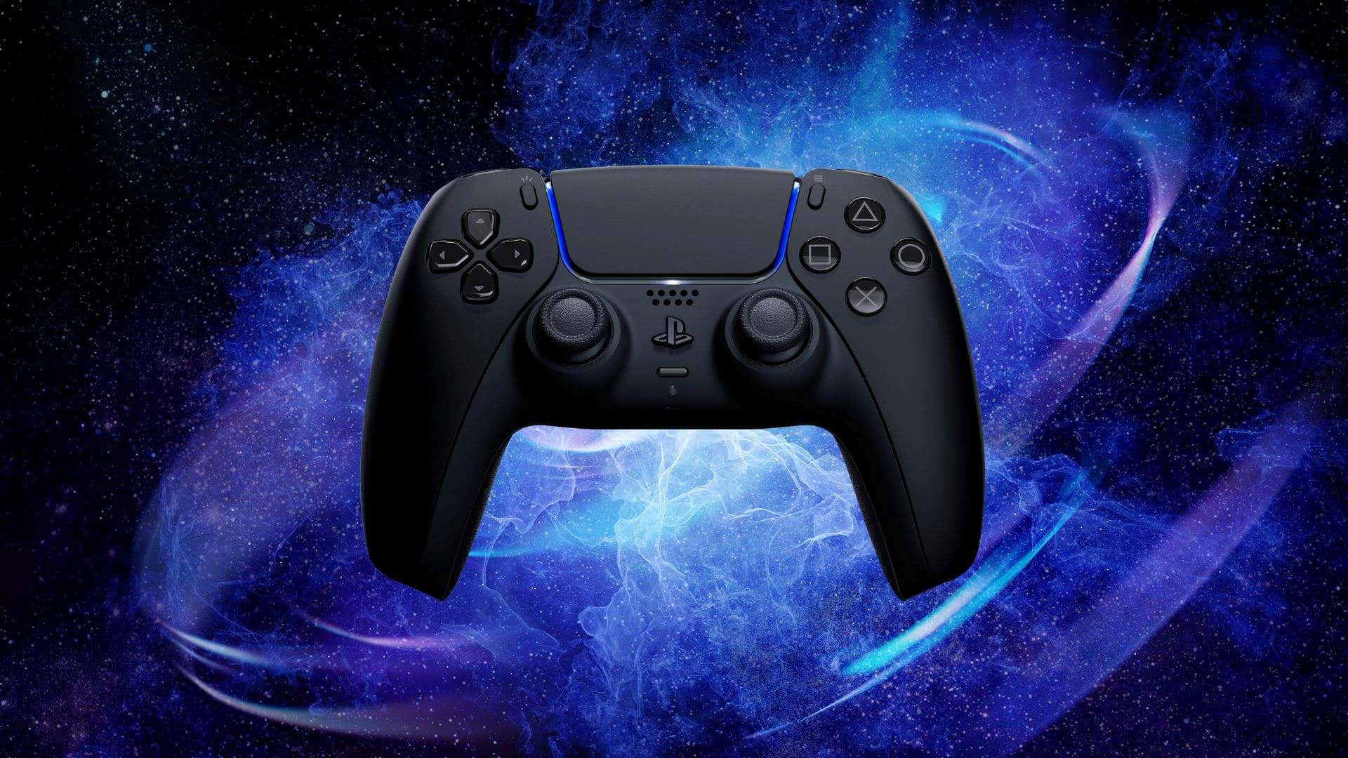  壁紙 — 一個時尚的黑色PlayStation控制器漂浮在充滿活力的宇宙星雲中，帶有旋轉的藍色和紫色能量。