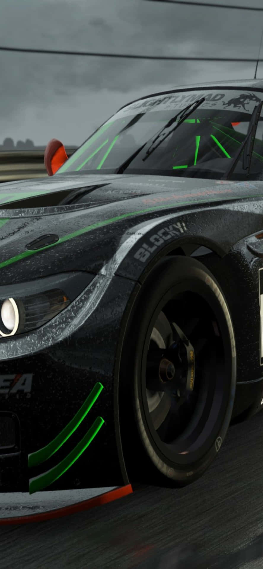 黑色賽車帶綠色燈光在潮濕賽道上於暴風雨天空下疾馳 — Project Cars 壁紙