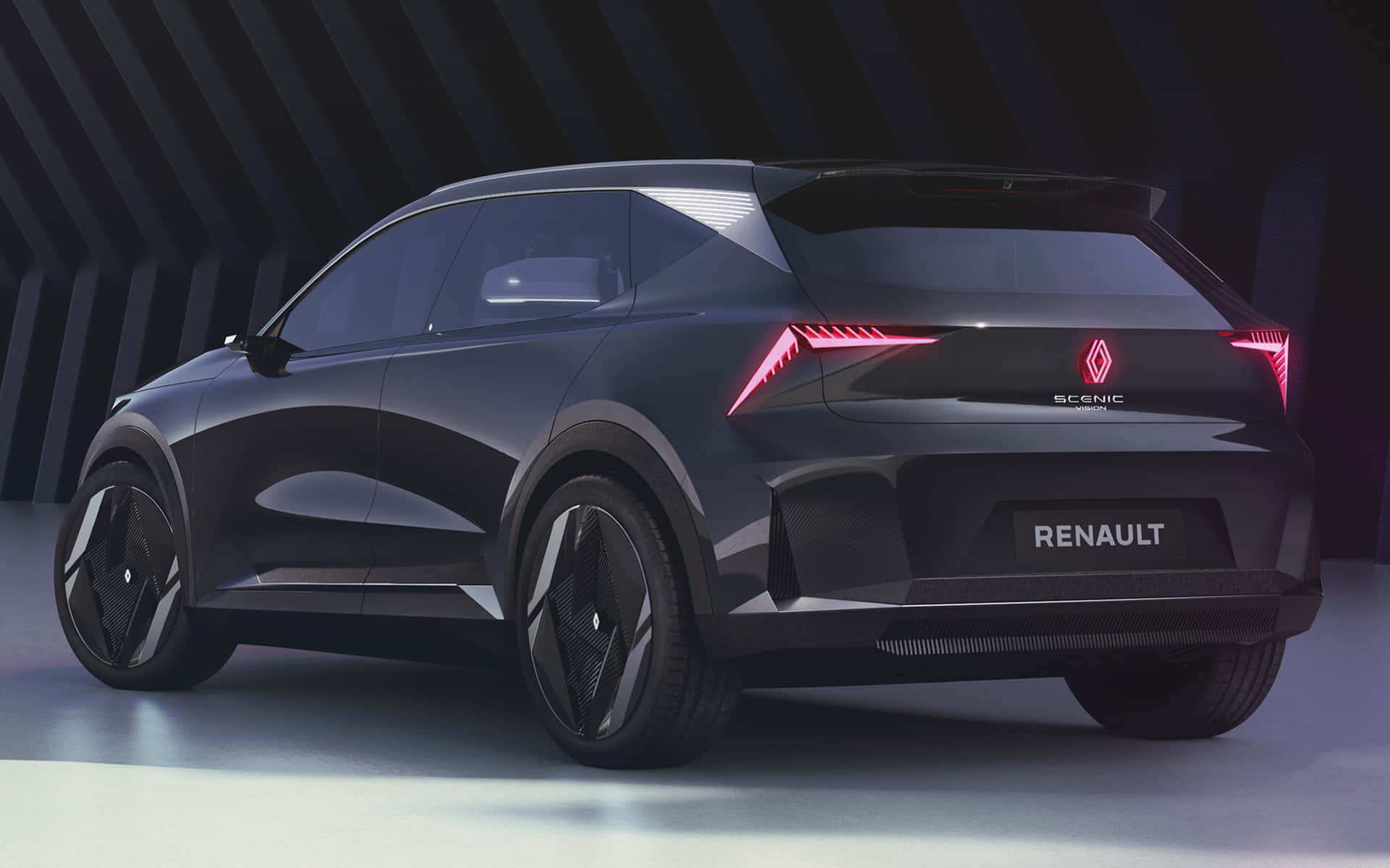 Renault Scenic 桌布 壁紙 — 一輛時尚的黑色雷諾 Scenic SUV 在黑暗的攝影棚中展示，帶有發光的紅色尾燈和幾何牆面圖案。