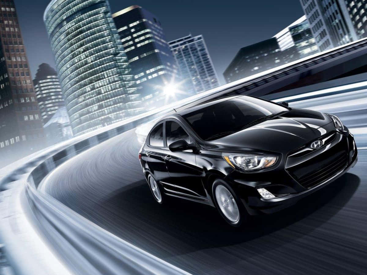 Hyundai Accent 桌布 壁紙 — 一輛時尚的黑色轎車在夜晚沿著彎曲的高速公路奔馳，穿越未來主義的城市景觀，周圍是發光的摩天大樓。