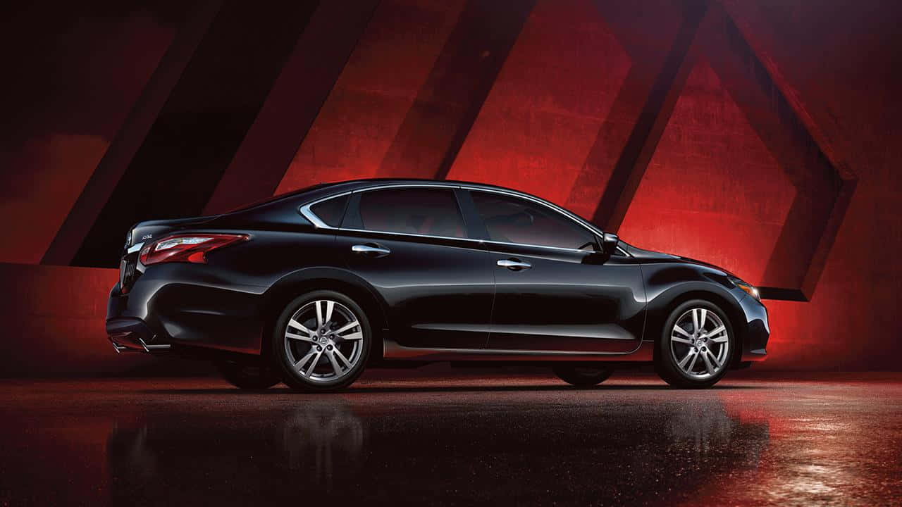 Nissan Altima 桌布 壁紙 — 一輛時尚的黑色轎車在戲劇性的紅色燈光下，在幾何混凝土背景前閃閃發光。