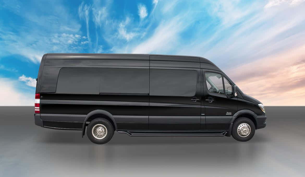 Mercedes Benz Sprinter 桌布 壁紙 — 一輛時尚的黑色廂型車側面映襯著湛藍的天空，天空中有縷縷白雲和柔和的橙色地平線。