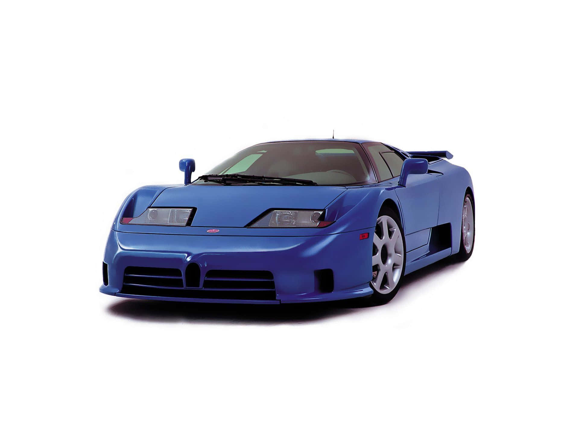 Bugatti Eb110 桌布 壁紙 — 一架流線型藍色 Bugatti EB110 超級跑車在純白背景前蓄勢待發，展現其進取的空氣動力學設計和拋光金屬質感。